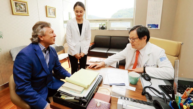 외국인 환자 진료 광경