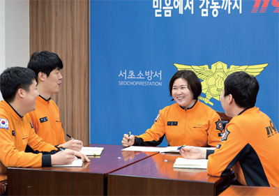 상담하는 소방대원들