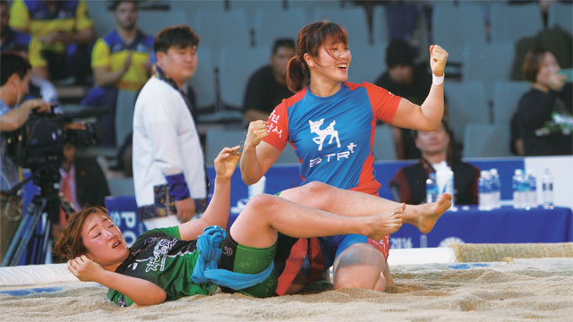 여자 씨름선수 양윤서의 승리의 함박웃음