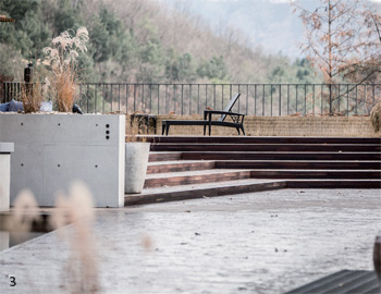 새로 만들어진 카페 앞 야외무대 공간