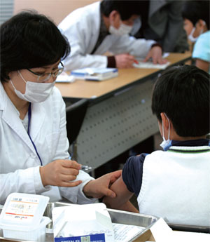 신종플루 예방접종을 맞고 있는 초등학생