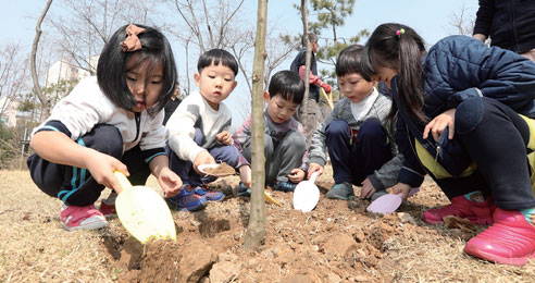 나무심기 행사에 참여한 아이들