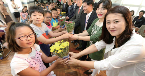 부산 사하구 중ㅎㄴ초등학교에서 열린 꽃 체험 행사
