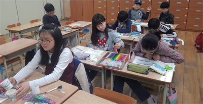 ‘염경 독도사랑반’학생들이 독도사랑 디자인 활동을 하고 있다.