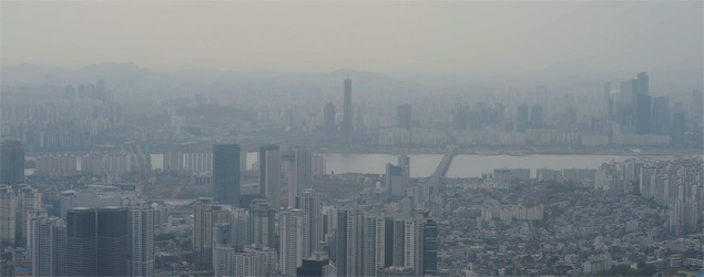 4월 말 황사와 미세먼지로 서울 도심이 뿌옇게 보인다.