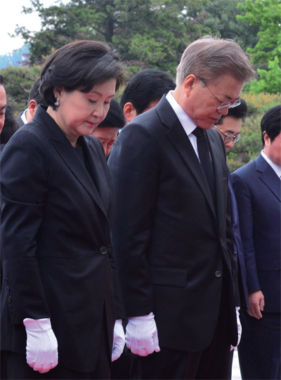 현충탑 참배 모습