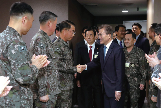 용산구에 위치한 국방구 및 합동참모본부를 방문한 문재인 대통령