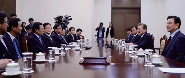 청와대 여민관ㅇ서 홍석현, 이해찬, 문의상 특사와 간담회를 갖고 특사단 활동 내용을 보고 받고 있다