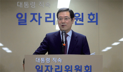 이용섭 일자리위원회 부위원장이 일자리 100일 계획을 발표하고 있다