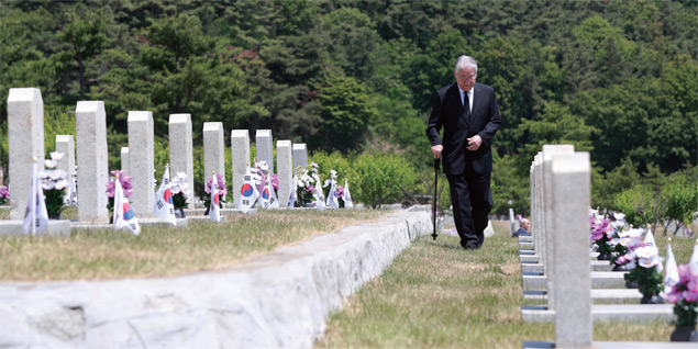 국립현충일을 하루 앞둔 6월 5일 국립서울현충원을 찾아 참배한 백발노인이 밖으로 나서고 있다