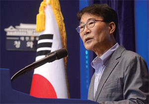 일자리 추경 발언 중인 장하성 정책실장