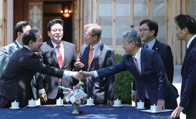 청와대 상춘쟁서 열린 5당 원내대표 첫 오찬회동