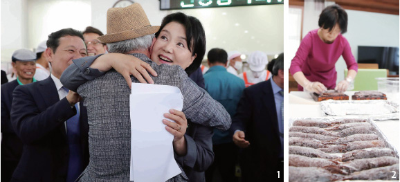김정숙 여사가 광주 북구 효령노인복지타운을 방문해 어르신과 인사하고 있다