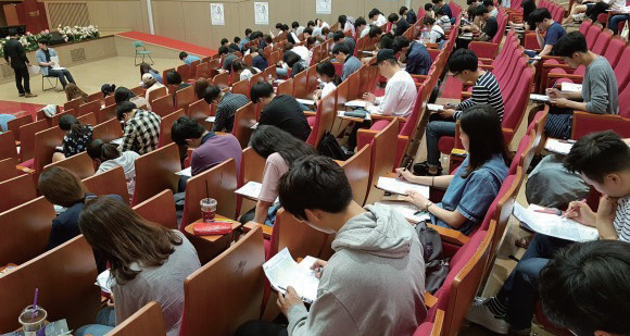 '일자리'논제로 글을 쓰고 있는 신문논술대회 참가자들