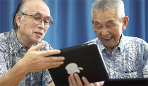 도쿄의 한 컴퓨터 동호회에서 70~80대 할아버지들이 애플 아이패드를 사용하는 모습