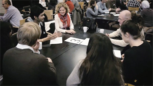일자리를 찾는 덴마크 청년들이 테이블에 앉아 구직에 대한 이야기를 나누고 있다