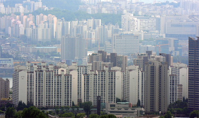 금융위원회는 주택담보대출비율(LTV)과 총부채상환비율(DTI)을 규제 완화 이전 수준으로 10%p씩 낮추되 대상 지역을