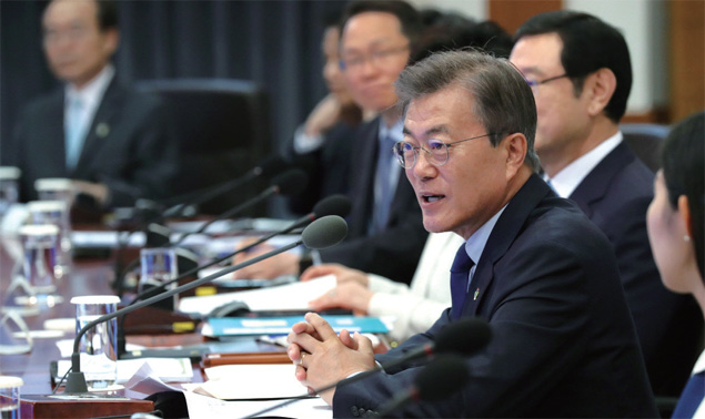 청와대 일자리위원회 1차 회의를 주재하는 문재인 대통령