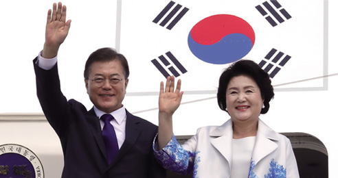 문재인 대통령과 부인 김정숙 여사가 미국 워싱턴 앤드류스 합동기지에 도착, 손을 흔들어 인사하고 있다