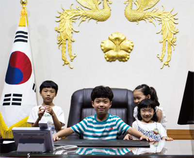 청와대 사랑채 마련된 대통령 직무실 체험