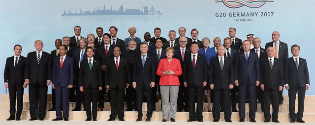7월7일 독일 함부르크에서 열린 G20 정상회의에 참석한 각국 정상과 기념사진을 찍고 있는 문재인 대통령