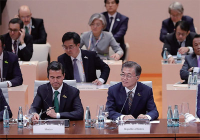 G20 정상회의에서 발언을 경청하고 있는 문재인 대통령