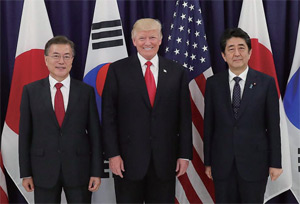 문 대통령, 트럼프 대통령, 아베
