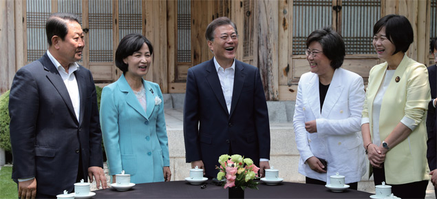 문재인 대통령이 청와대 상춘재에서 여야 4당 대표들과 환담하고 있다. 문재인 대통령이 청와대 상춘재에서 여야 4당 대표들과 환담하고 있다.