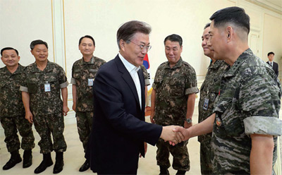 문재인 대통령이 청와대에서 전현직 국방부 장관, 합참의장, 3군 총장 등 주요 군 지휘부를 초청해 참석자들과 인사하고 있다. 문재인 대통령이 청와대에서 전현직 국방부 장관, 합참의장, 3군 총장 등 주요 군 지휘부를 초청해 참석자들과 인사하고 있다.