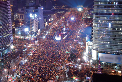 6차 촛불집회에서 서울 광화문광장 일대를 가득 메운 촛불을 든 시민들의 모습