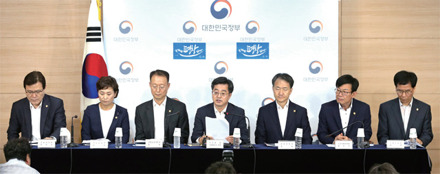 김동연 부총리 겸 기획재정부 장관이 7월25일 정부서울청사에서 '새 정부 경ㅈ정책방향' 합동브리핑을 갖고 있다.