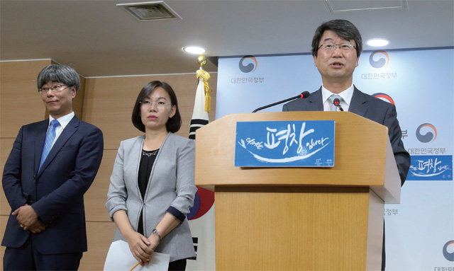 신고리 5,6호기 공론화위원회 1차 회의에서 김지형 위원장이 모두 발언을 하고 있다. 신고리 5,6호기 공론화위원회 1차 회의에서 김지형 위원장이 모두 발언을 하고 있다.