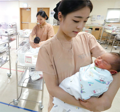 서울 중구에 위치한 산부인과 전문 제일병원 신생아실에서 간호사들이 신생아를 돌보고 있다