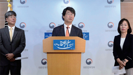 신고리 5.6호기 공론화위원회 김지형 위원정아 8월3일 정부서울청사 합동브리핑실에서 3차 회의 결과를 발표하고 있다