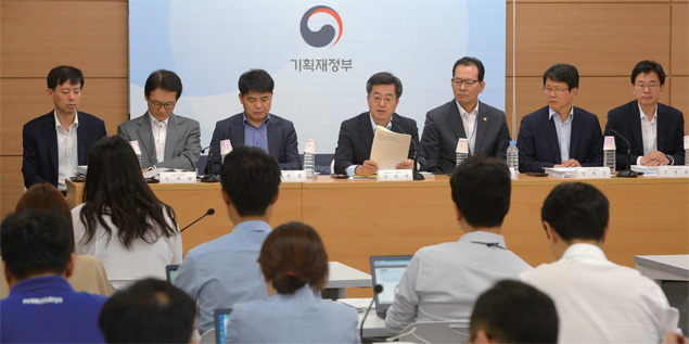 김동연 부총리 겸 기획재정부 장관(가운데)이 7월 28일 정부세종청사에서 2017년 세법개정안에 대해 사전 브리핑을 하고 있다.