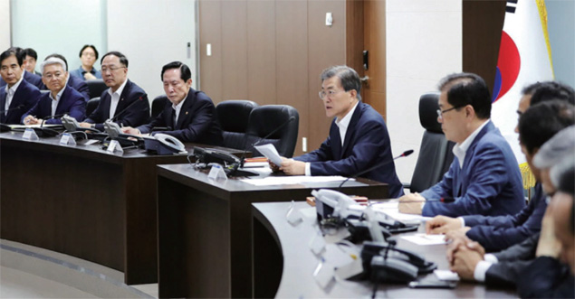 문재인 대통령이 지난 7월 29일 오전1시 북한이 28일 밤 자강도 일대에서 동해상으로 탄도미사일로 추정되는 발사체를 기습 발사한 것과 관련해 긴급국가안전보장회의 전체회의를 소집해 발언하고 있다.