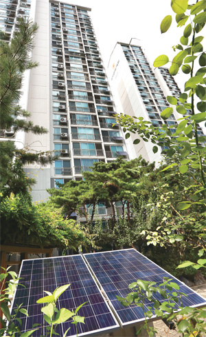 서울 홍릉동부아파트에 설치된 태양광 미니발전기