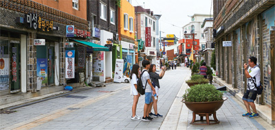 경기 수원시 팔달구 행궁동 생태교통마을에서 관광객들이 사진을 찍고 있다.