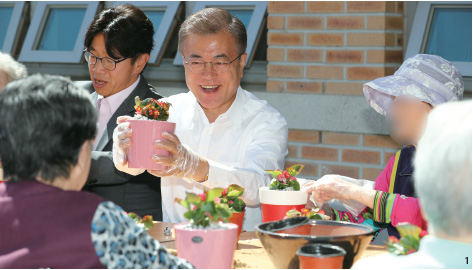 서울요양원에서 화분 만들기를 하고 있는 문재인 대통령