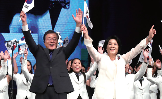 문재인 대통령과 부인 김정숙 여사가 8월15일 세종문화회관에서 열린 제 72주년 광복절 경축식에서 참석자들과 함께 만세삼창을 하고 있다. 문재인 대통령과 부인 김정숙 여사가 8월15일 세종문화회관에서 열린 제 72주년 광복절 경축식에서 참석자들과 함께 만세삼창을 하고 있다.
