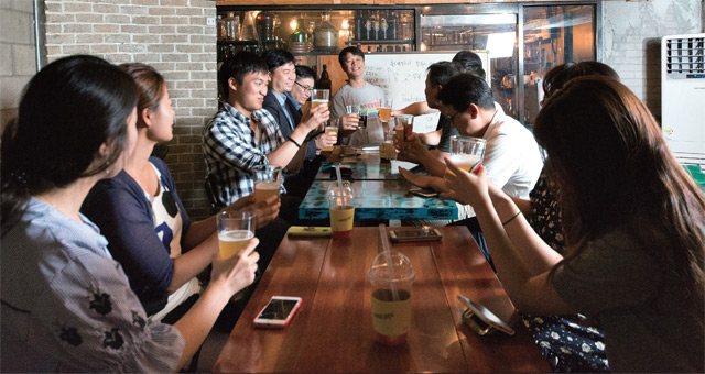 금호석유화학 사내 동호회 직원들이 굿비어 공방을 찾아 맥주 만들기 체험을 하고 있다.