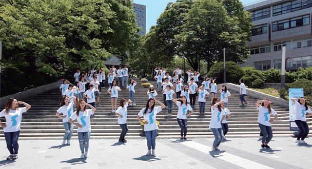 서울대 아크로폴리스 광장에서 학생들이 통일을 꿈꾸다 플래시몹을 선보이고 있다.
