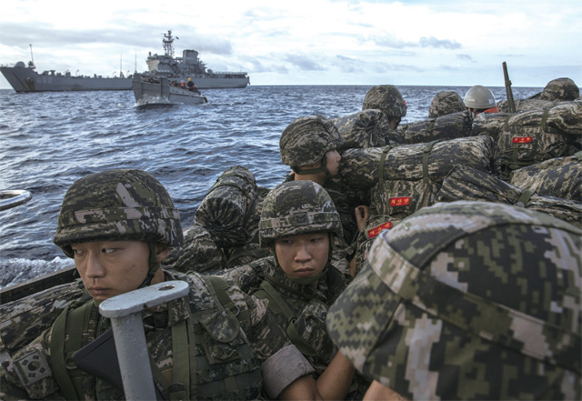 중대급 울릉도 전개훈련에 참가한 해병대원들이 울릉도 인근 해안에서 상륙주정을 타고 상륙을 시도하고 있다.