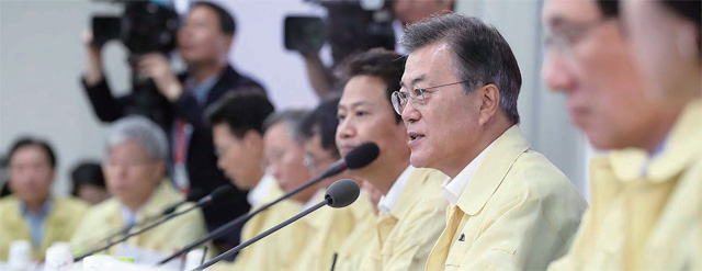 문재인 대통령이 8월 22일 정부과천청사에서 열린 과학기술정보통신부·방송통신위원회 핵심정책토의에 참석하고 있다.