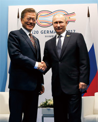 문재인 대통령과 푸틴 러시아 대통령이 정상회담에 앞서 악수 하고 있다.