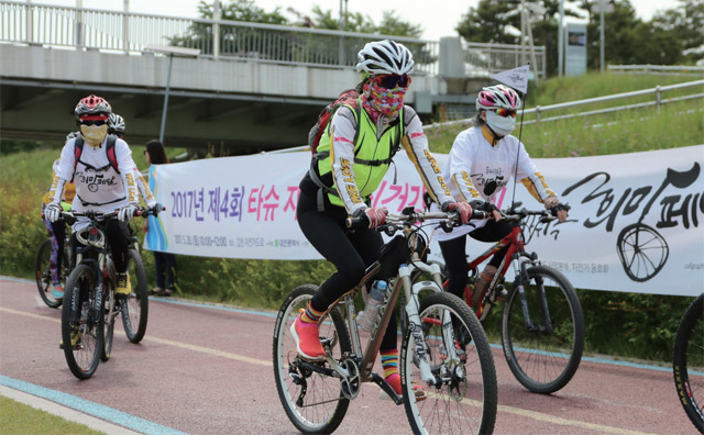 대전엑스포 다리 인근 갑천자전거도로에서 '타슈 자전거 함께 타기 정신건강 캠페인'이 열리고 있다.