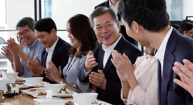 정부세종청사 구내식당에서 공무원들과 점심식사를 하고 있는 문재인 대통령