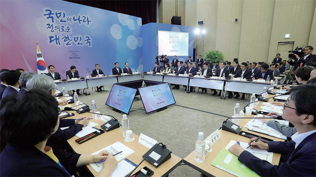 문재인 대통령이 정부세종컨벤션센터에서 열린 산업통상자원부,환경부,국토교통부 핵심정책토의에서 모두발언을 하고 있다. 문재인 대통령이 정부세종컨벤션센터에서 열린 산업통상자원부,환경부,국토교통부 핵심정책토의에서 모두발언을 하고 있다.