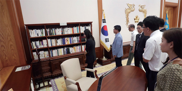 문재인 대통령 취임 100일 맞아 8월 17일 진행된 청와대 오픈하우스에 참석한 출입기자단이 청와대 본관 대통령 집무실에 마련된 대통령의 서재를 둘러보고 있다.
