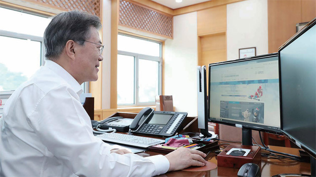 문재인 대통령이 9월 5일 청와대 여민관 집무실에서 2018 평창동계올림픽 입장권을 구매하고 있다. 문재인 대통령이 9월 5일 청와대 여민관 집무실에서 2018 평창동계올림픽 입장권을 구매하고 있다.